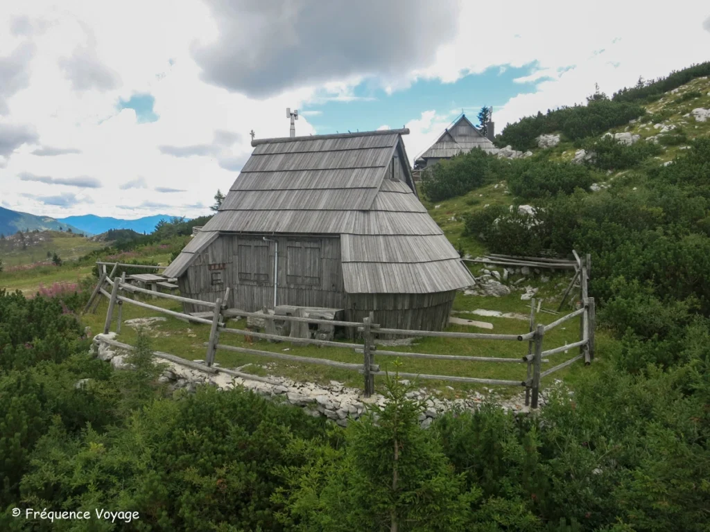 cabanes de berger traditionnelles à Velika Planina lors d'un roadtrip en Slovénie